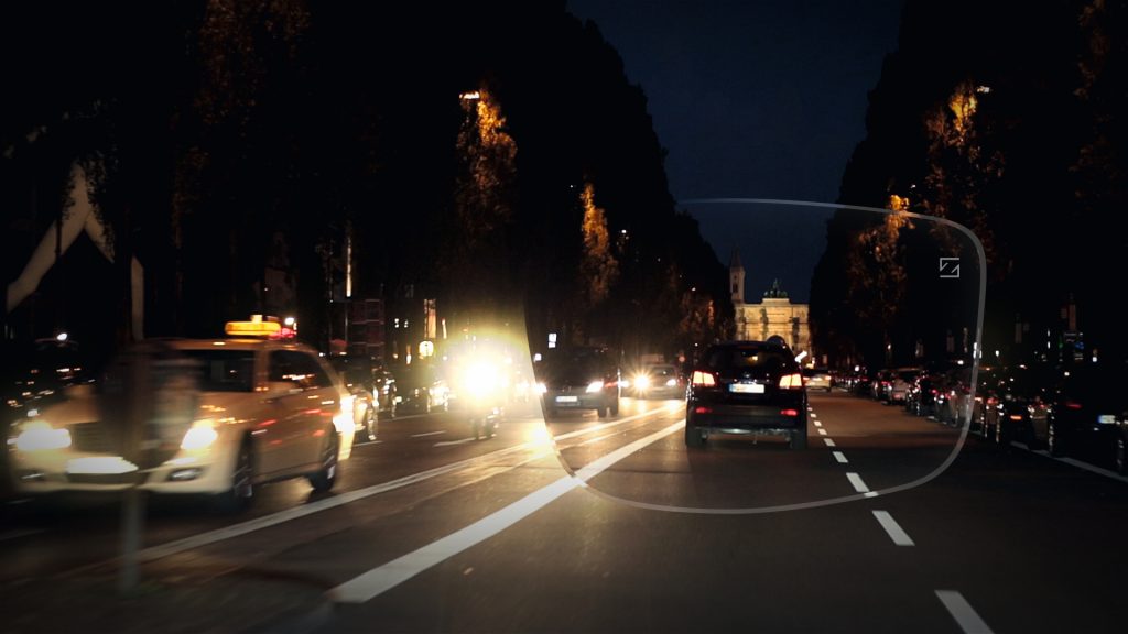 Vue d’une route de nuit à travers un verre Zeiss DriveSafe