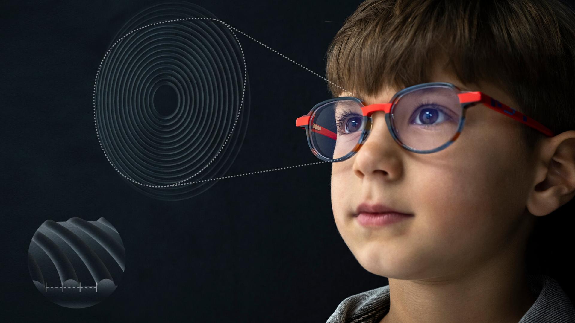 Enfant avec un verre Myocare de zeiss