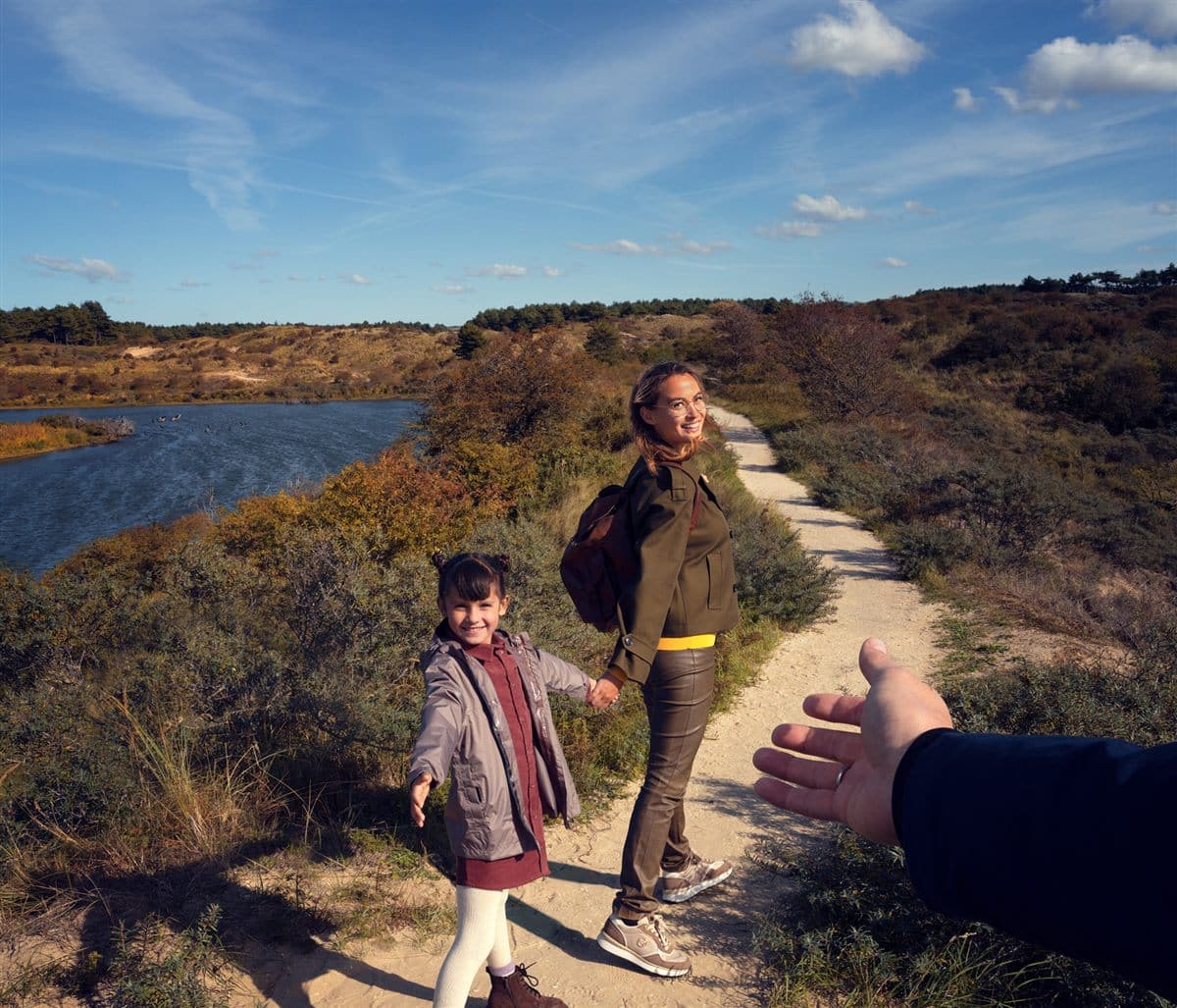 Promotion 1+1 Grez Optic : une mère et sa fille se promènent dans les dunes en automne avec leurs lunettes Rodenstock